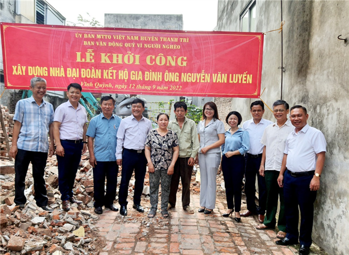Ủy ban MTTQ Việt Nam huyện Thanh Trì bàn giao nhà Đại đoàn kết chào mừng Tháng cao điểm Vì người nghèo.