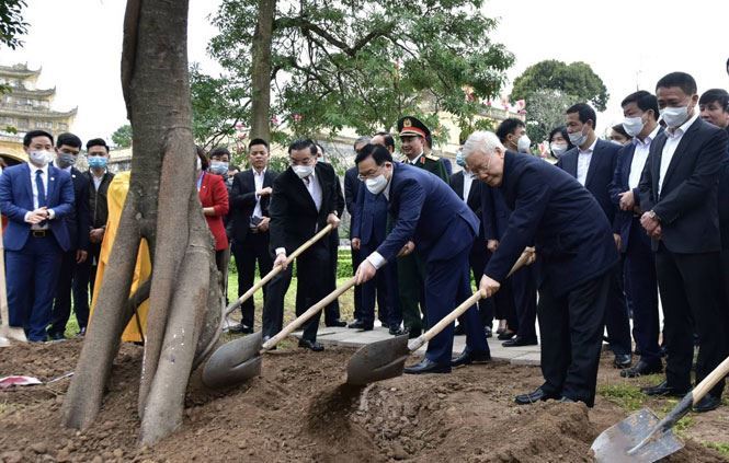 Tổng Bí thư, Chủ tịch nước Nguyễn Phú Trọng dâng hương và trồng cây đầu xuân tại Hoàng thành Thăng Long