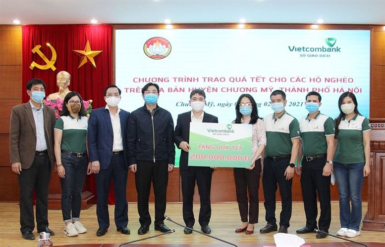 MTTQ Việt Nam huyện Chương Mỹ - Ngân hàng Vietcombank Sở giao dịch phối hợp tặng 200 suất quà cho các hộ nghèo trên địa bàn huyện