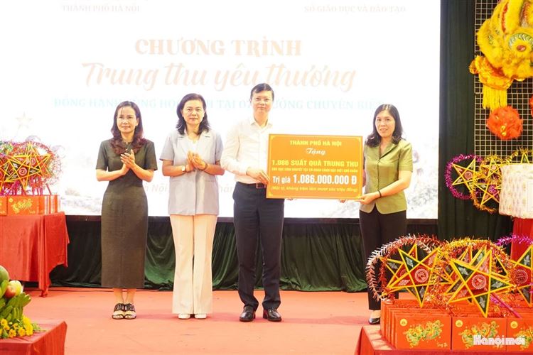 “Trung thu yêu thương” đến với các em học sinh đặc biệt