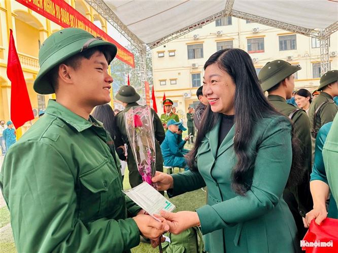 Hơn 50 thanh niên ưu tú quận Tây Hồ lên đường thực hiện nghĩa vụ thiêng liêng