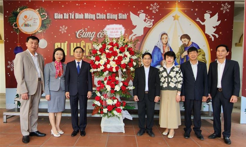 Lãnh đạo Quận ủy - HĐND - UBND - Uỷ ban MTTQ Việt Nam quận Long Biên thăm, chúc mừng và tặng quà giáo xứ Tư Đình nhân dịp lễ Noel năm 2022