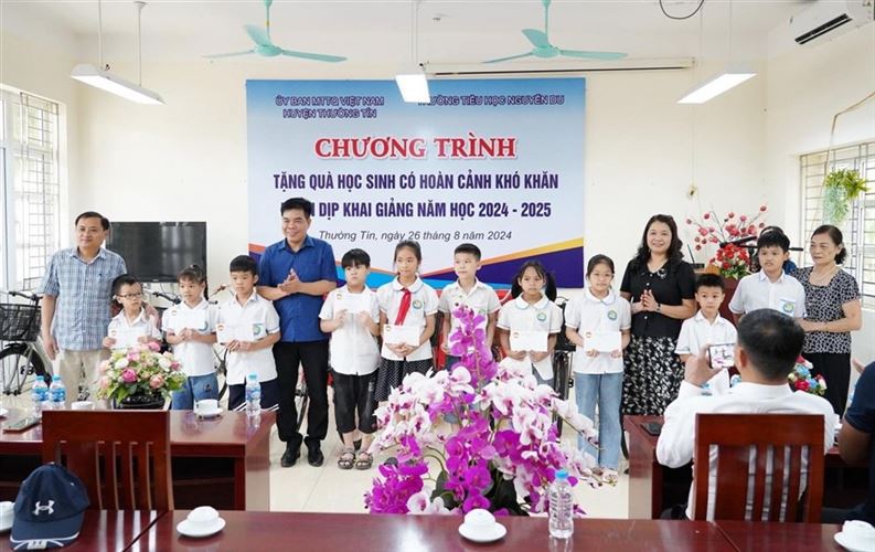 Thường Tín tặng quà 20 học sinh có hoàn cảnh đặc biệt khó khăn nhân dịp khai giảng năm học 2024 – 2025