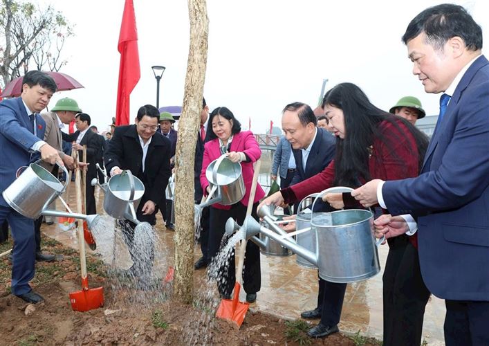 Bí thư Thành ủy Hà Nội Bùi Thị Minh Hoài tham gia Tết trồng cây tại Thường Tín