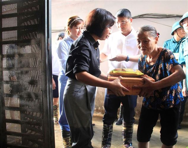 Lãnh đạo TP Hà Nội thăm, động viên người dân ảnh hưởng bởi mưa bão tại phường Từ Liêm