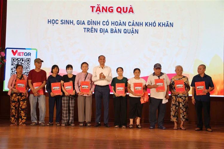 Tiếp tục vận động ủng hộ Quỹ “Vì người nghèo” và an sinh xã hội trên địa bàn quận Tây Hồ năm 2024