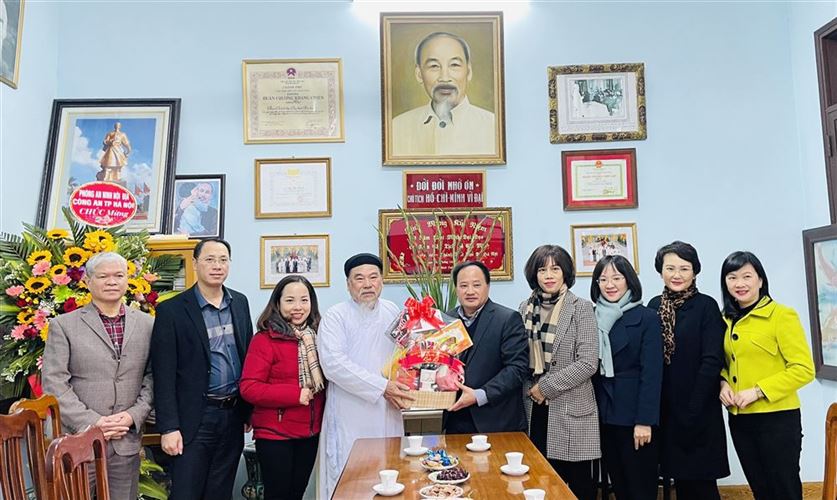 Lãnh đạo Ủy ban MTTQ Việt Nam Quận Hai Bà Trưng thăm và chúc mừng Họ đạo Cao Đài Thủ đô nhân dịp Đại lễ Đức Chí Tôn đạo Cao đài