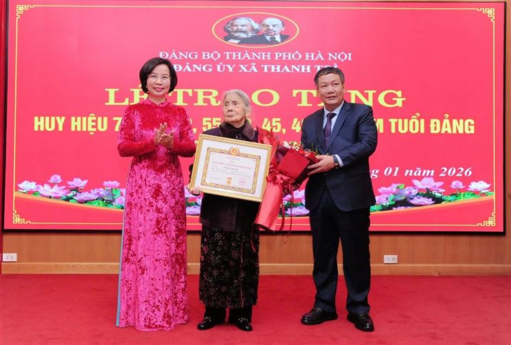 Đảng ủy xã Thanh Trì trao Huy hiệu Đảng tặng đảng viên lão thành