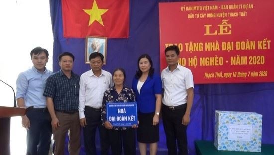 Ủy ban MTTQ huyện Thạch Thất trao tặng  Nhà đại đoàn kết