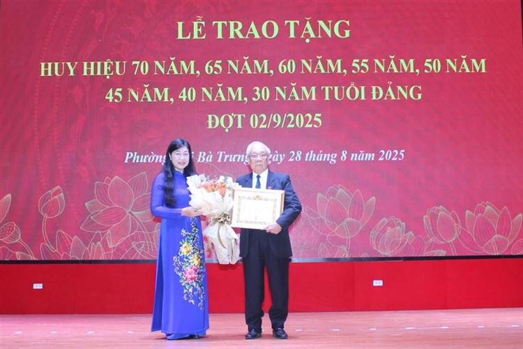 Chủ tịch Ủy ban MTTQ Việt Nam TP Hà Nội Nguyễn Lan Hương trao Huy hiệu Đảng tại phường Hai Bà Trưng