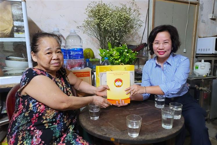 Đồng chí Bùi Huyền Mai tặng quà các cá nhân tiêu biểu ở phường Ba Đình