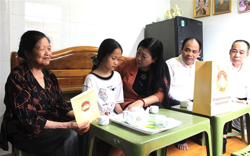 Đồng chí Nguyễn Lan Hương tặng quà các gia đình khó khăn tại phường Vĩnh Tuy