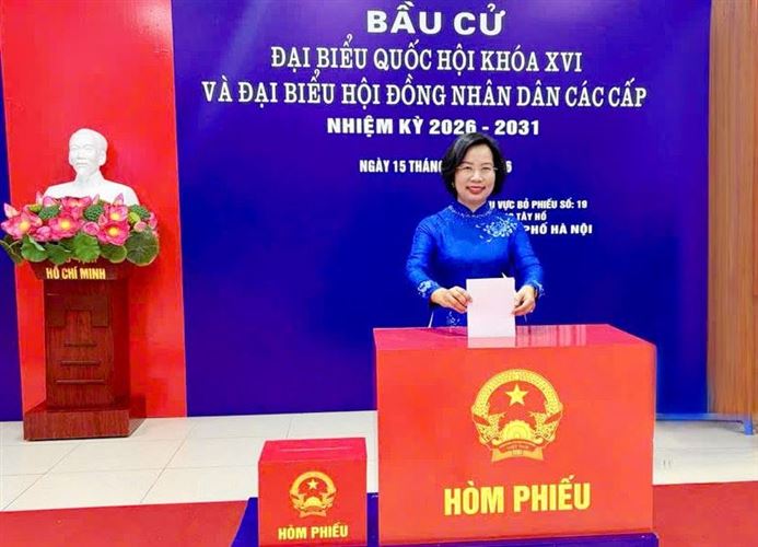 Đồng chí Bùi Huyền Mai động viên cử tri phường Tây Hồ