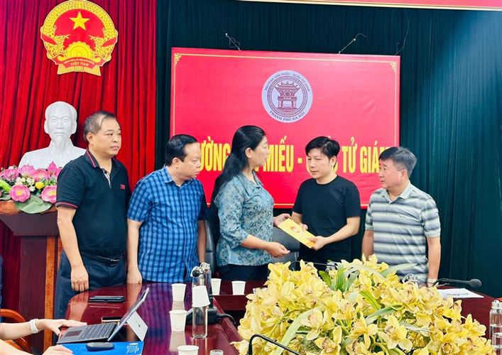 Chủ tịch Ủy ban MTTQ TP Hà Nội thăm hỏi, động viên gia đình nạn nhân trong vụ cháy tại phố Kim Hoa