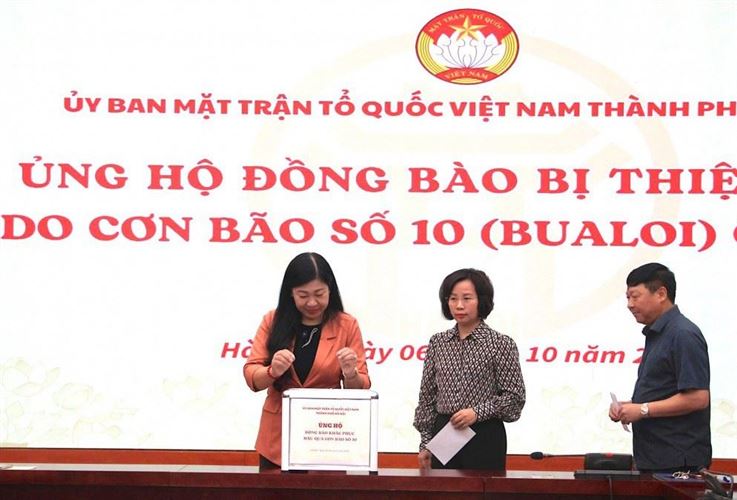 Cơ quan Ủy ban MTTQ TP Hà Nội ủng hộ đồng bào bị thiệt hại do bão số 10