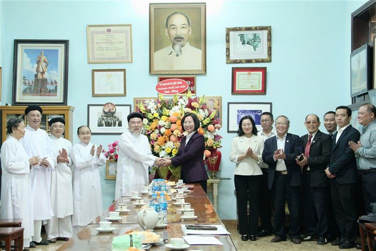 Đồng chí Bùi Huyền Mai thăm, chúc mừng Họ đạo Cao Đài Thủ đô Hà Nội