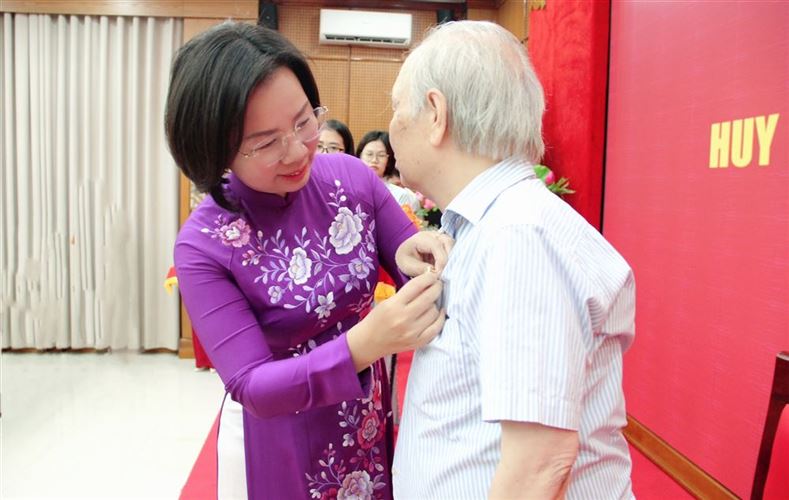 Đảng bộ MTTQ Việt Nam TP Hà Nội trao Huy hiệu Đảng tặng 19 đảng viên