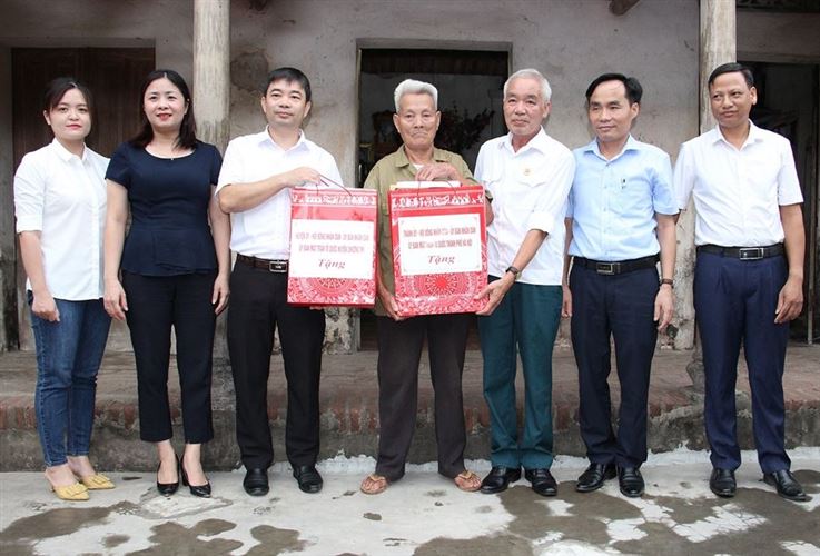 Lãnh đạo Ủy ban MTTQ Việt Nam huyện Chương Mỹ thăm, tặng quà gia đình chính sách tại xã Văn Võ