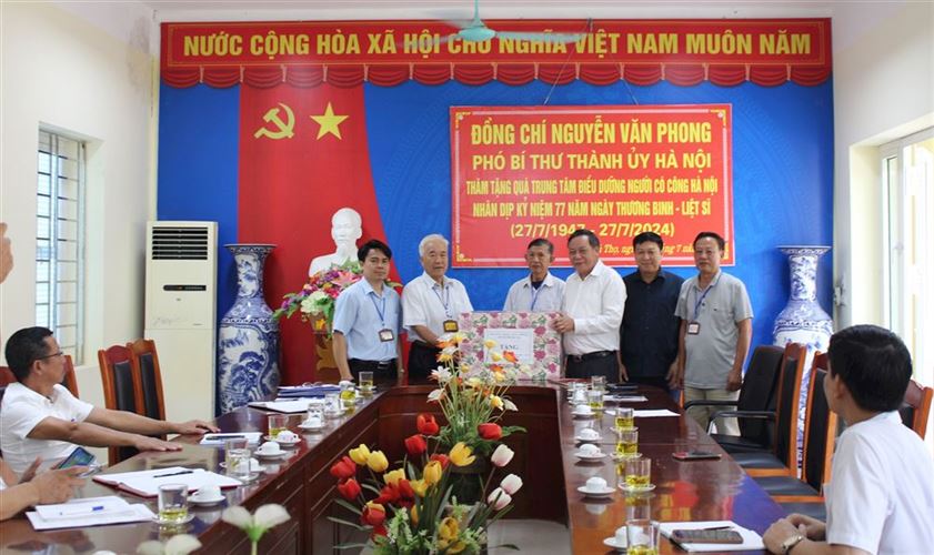 Phó Bí thư Thành ủy Nguyễn Văn Phong thăm, động viên gia đình chính sách