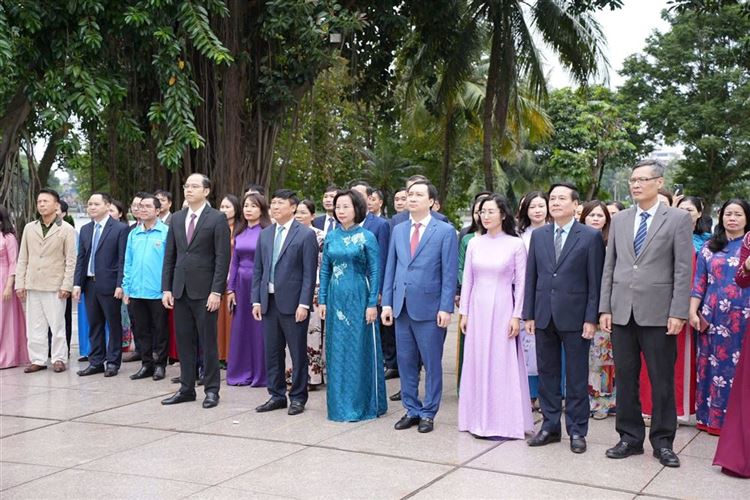 Đoàn đại biểu MTTQ thành phố Hà Nội dâng hoa tưởng nhớ Bác Hồ - Bác Tôn