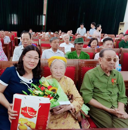 Ủy ban MTTQ Việt Nam huyện Thanh Trì tặng quà Mẹ Việt Nam Anh hùng và thương binh, bệnh binh