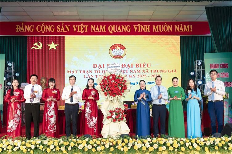 Phó Bí thư Thường trực Đảng ủy xã Nguyễn Thị Kim Tuyến kiêm Chủ tịch Ủy ban MTTQ xã Trung Giã