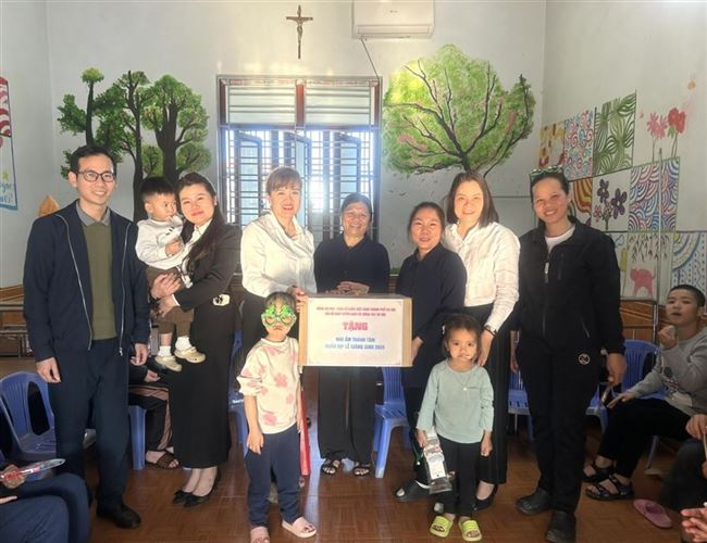 Trao gửi yêu thương tới Mái ấm Thánh Tâm nhân mùa Giáng sinh 2025