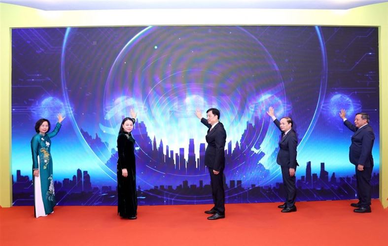 Khai mạc Triển lãm ảnh, không gian “Đoàn kết, sáng tạo” và ra mắt ứng dụng Mặt trận số Thủ đô