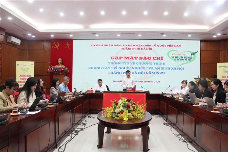 Gần 40 tỷ đồng ủng hộ Quỹ “Vì người nghèo” thành phố Hà Nội