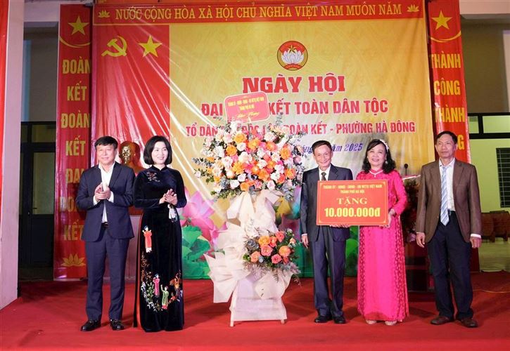 Đồng chí Phùng Thị Hồng Hà chung vui Ngày hội Đại đoàn kết tại phường Hà Đông