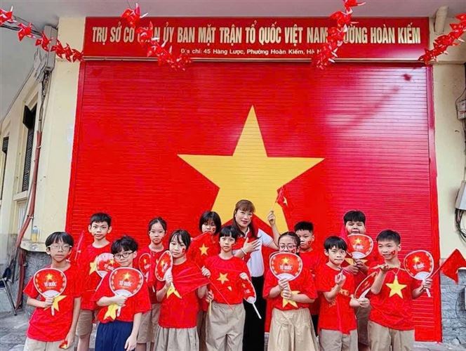 Nhân dân Thủ đô mở cửa chào đón đồng bào dự A80