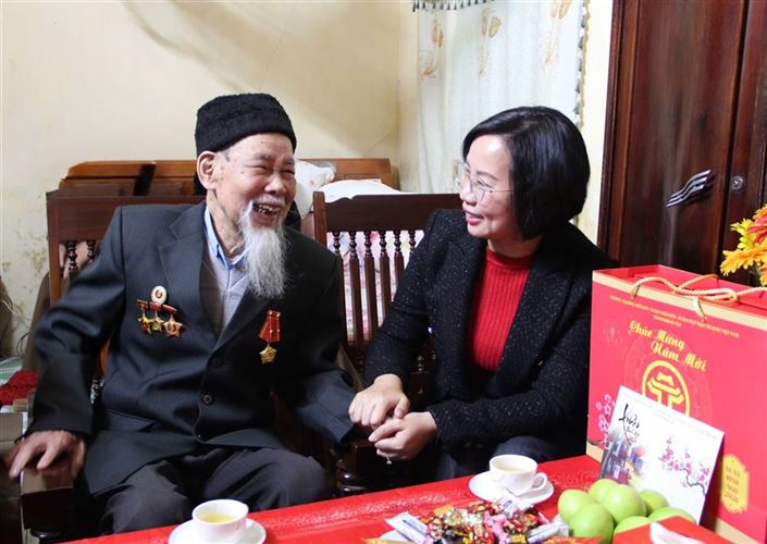 Đồng chí Bùi Huyền Mai thăm, tặng quà người có công tại phường Sơn Tây