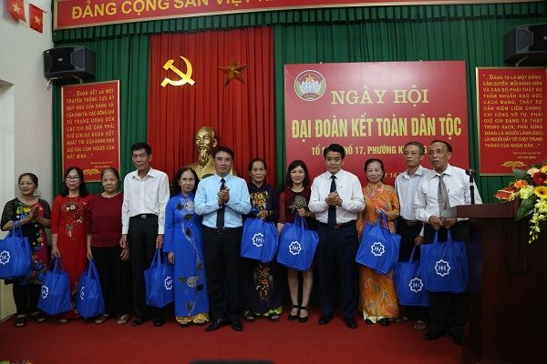 Chủ tịch Nguyễn Đức Chung dự Ngày hội Đại đoàn kết tại phường Khương Mai
