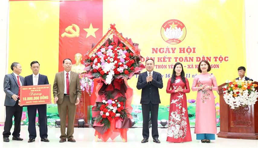 Trung tướng Nguyễn Thanh Tùng dự Ngày hội Đại đoàn kết toàn dân ở thôn Yến Vỹ