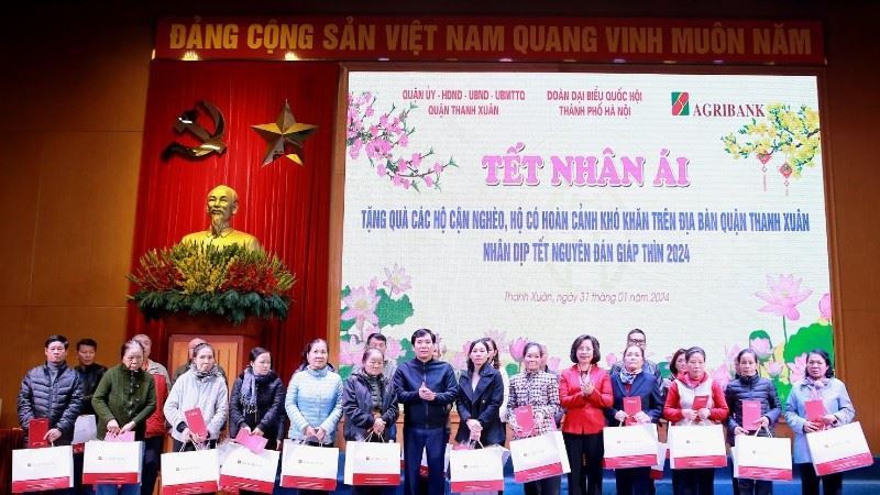 Hà Nội tặng quà Tết cho các hộ cận nghèo, hộ có hoàn cảnh khó khăn