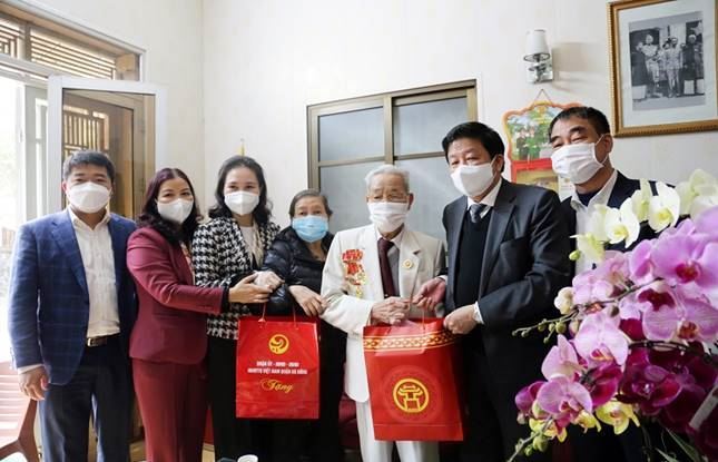 Phó Chủ tịch UBND TP Dương Đức Tuấn thăm, tặng quà và chúc Tết gia đình chính sách tại quận Hà Đông nhân dịp Tết Nguyên đán Nhâm Dần 2022
