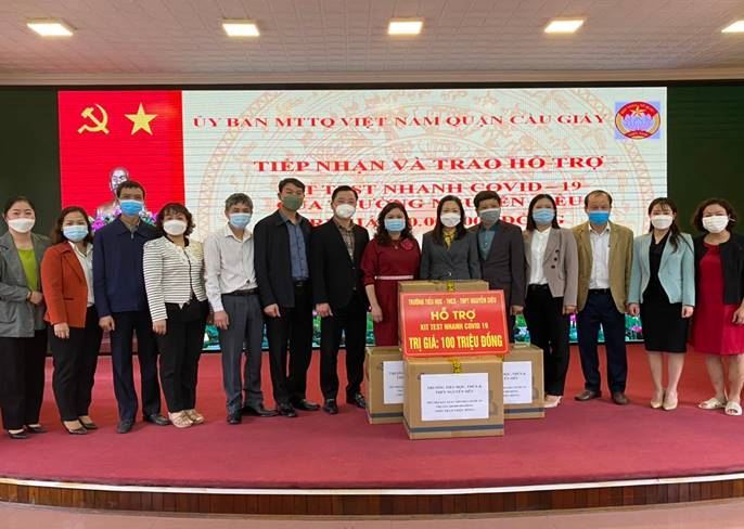 Ủy ban MTTQ Việt Nam quận Cầu Giấy tổ chức tiếp nhận và trao hỗ trợ kít test nhanh Covid-19