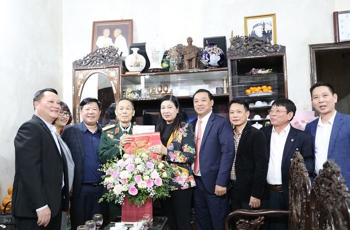 Chủ tịch Ủy ban MTTQ Việt Nam Thành phố Nguyễn Lan Hương thăm, tặng quà gia đình chính sách tiêu biểu quận Tây Hồ.