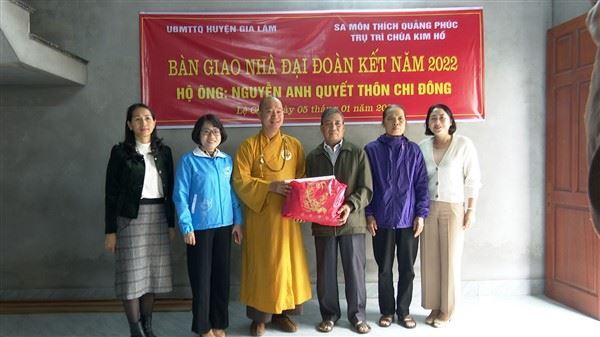 Ủy ban MTTQ Việt Nam huyện Gia Lâm bàn giao nhà Đại đoàn kết cho hộ cận nghèo xã Lệ Chi