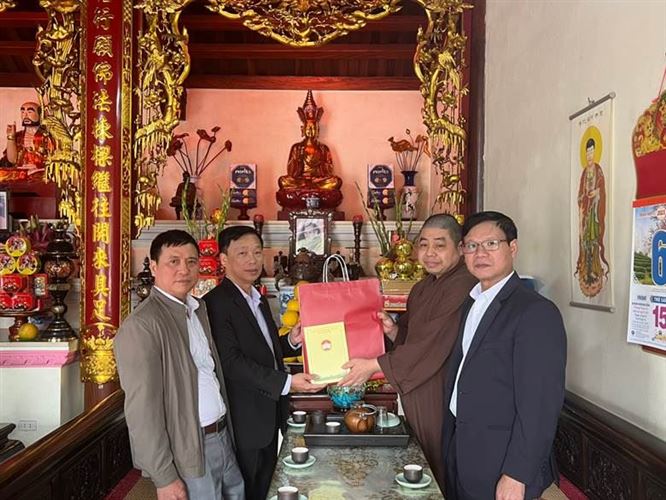 Ủy ban MTTQ Việt Nam quận Hoàng Mai thăm hỏi, tặng quà Ban trị sự Phật giáo Quận và Ni trưởng cao niên