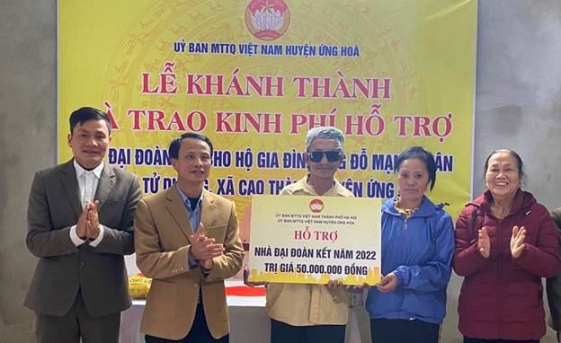 Ủy ban MTTQ Việt Nam huyện Ứng Hòa trao nhà Đại đoàn kết cho hội viên Hội người mù tại xã Cao Thành