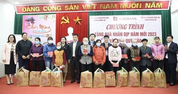 Ủy ban MTTQ Việt Nam huyện Thường Tín phối hợp với Tổ 9 đoàn đại biểu Quốc hội thành phố Hà Nội, tổ chức Chương trình tặng quà Tết cho người nghèo, người có hoàn cảnh khó khăn trên địa bàn huyện Thường Tín.