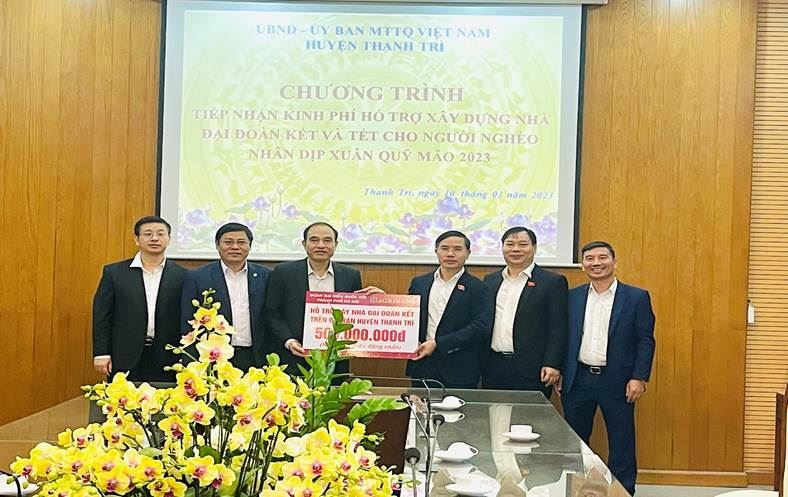 Ủy ban MTTQ Việt Nam huyện Thanh Trì tiếp nhận kinh phí hỗ trợ xây nhà Đại đoàn kết cho người nghèo nhân dịp tết Quý Mão 2023