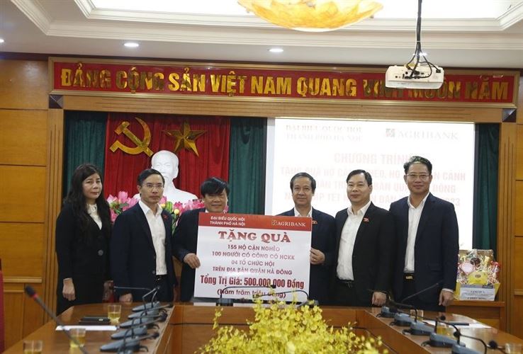 Ủy ban MTTQ Việt Nam quận phối hợp với Đoàn Đại biểu Quốc hội và Agribank tặng quà Tết cho người có hoàn cảnh khó khăn quận Hà Đông nhân dịp Tết Nguyên đán Quý Mão