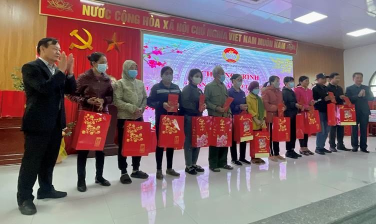 190 hộ gia đình có hoàn cảnh khó khăn trên địa bàn huyện Sóc Sơn được tặng quà Tết nhân dịp Tết Nguyên Đán Qúy Mão năm 2023