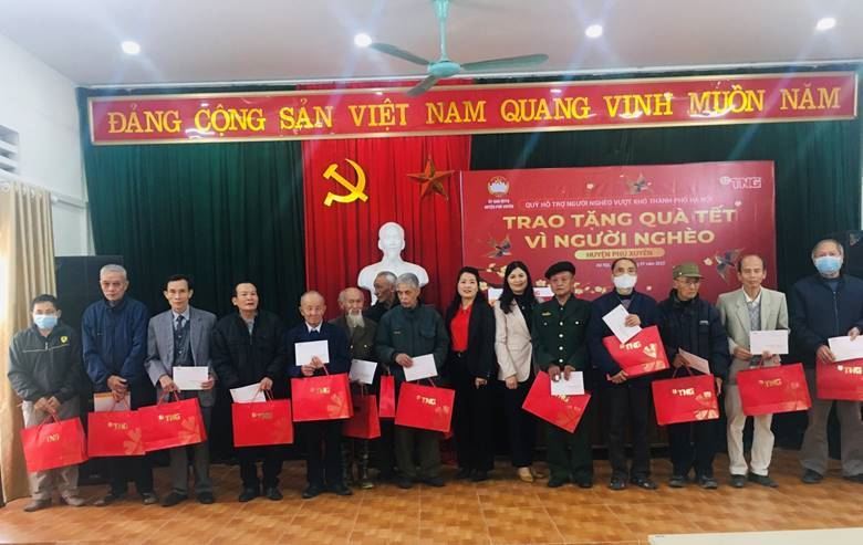 Ủy ban MTTQ Việt Nam huyện Phú Xuyên phối hợp với Quỹ Hỗ trợ người nghèo vượt khó Tập đoàn TNG HOLDINGS Việt Nam tổ chức tặng quà Tết cho hộ khó khăn