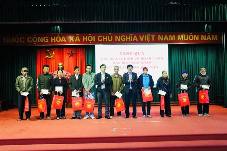 Ủy ban MTTQ Việt Nam huyện Đan Phượng phối hợp Đoàn đại biểu Quốc hội thành phố Hà Nội, đơn vị bầu cử số 7 tặng quà cho các gia đình khó khăn nhân dịp Tết Nguyên đán 2023