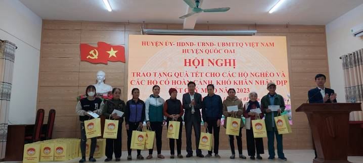 Ủy ban MTTQ VN huyện Quốc Oai tặng quà Tết cho hộ nghèo, hộ có hoàn cảnh đặc biệt khó khăn