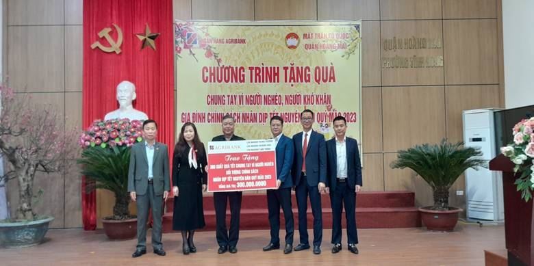 Ủy ban MTTQ Việt Nam quận Hoàng Mai phối hợp Ngân hàng Agribank trao quà tết xuân Quý Mão