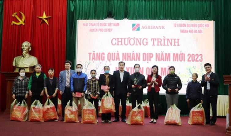 Ủy ban MTTQ huyện Phú Xuyên phối hợp Đoàn đại biểu Quốc hội TP Hà Nội (Tổ số 9) và Ngân hàng Agribank trao hỗ trợ quà Tết xuân Quý Mão 2023